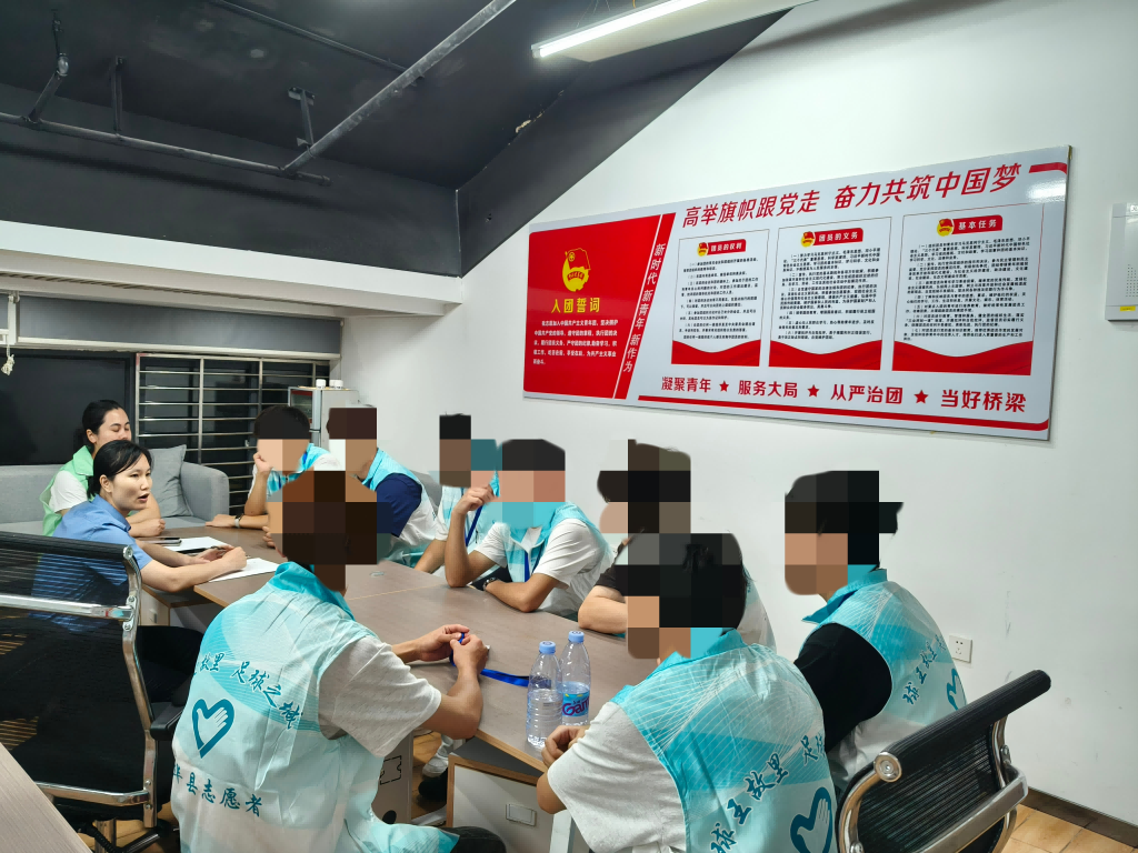 足球场上的特殊帮教课